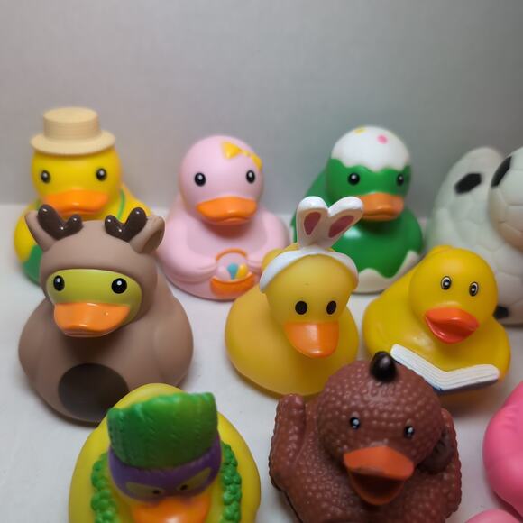 Lot Of 24 Rubber Ducks Jeep Ducking Miscellaneous Holiday Sport Glitter Party - Picture 2 of 16